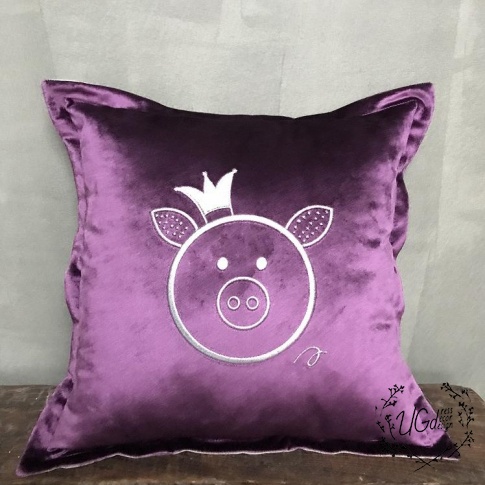 Подушка Свинка королевская, фиолетовый с серебром