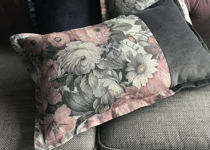 Декоративная подушка с цветочным принтом, узором. Фото
